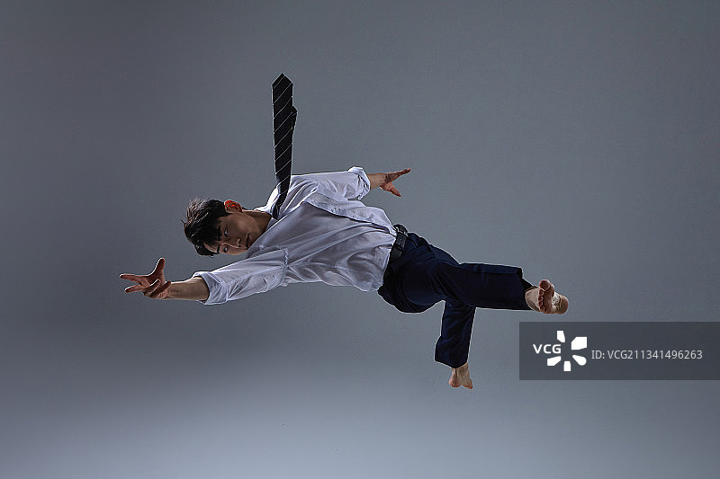 跳跃的商务男人，挑战，热情，活力图片素材