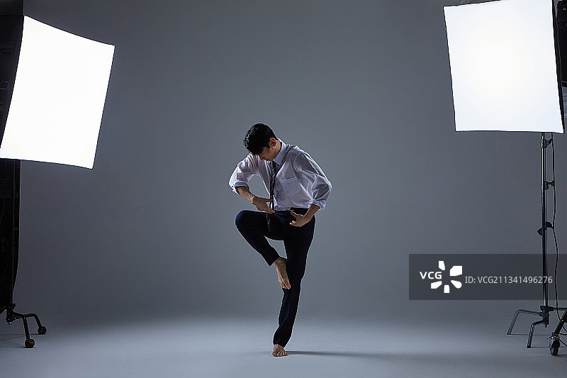 跳跃的商务男人，挑战，热情，活力图片素材