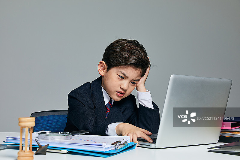 儿童、男孩、经济、早期教育、金融、货币、财富、投资图片素材