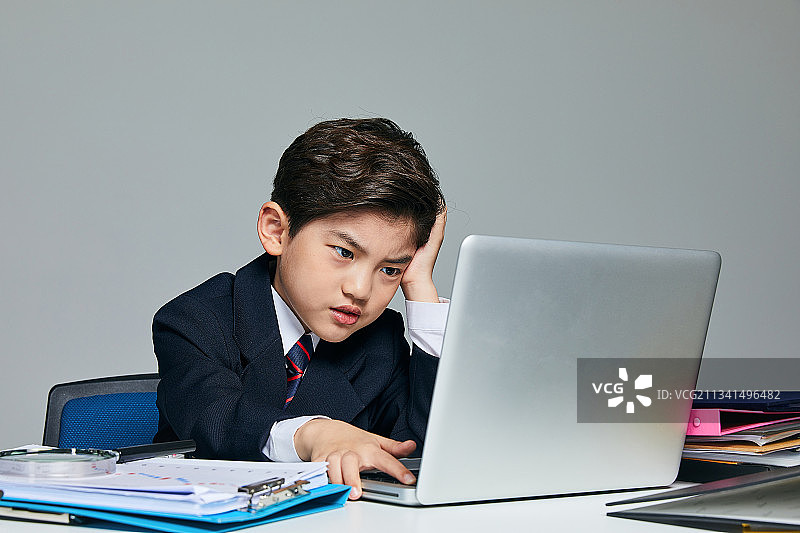 儿童、男孩、经济、早期教育、金融、货币、财富、投资图片素材