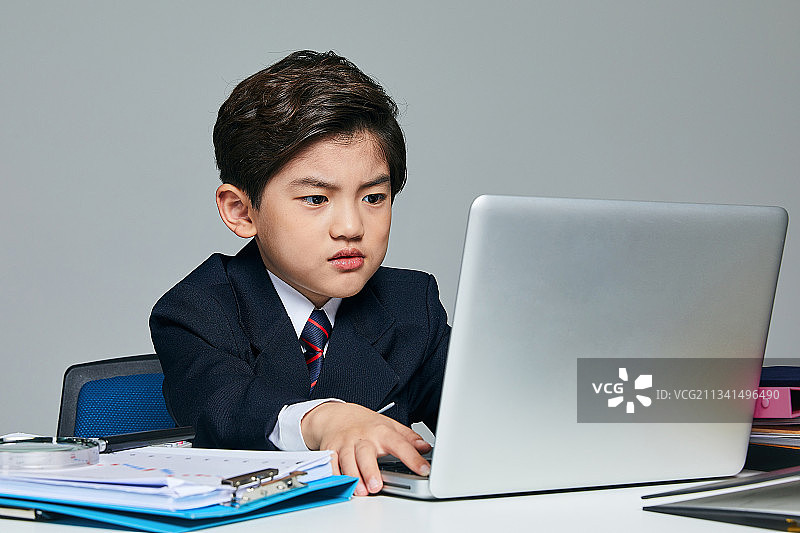 儿童、男孩、经济、早期教育、金融、货币、财富、投资图片素材