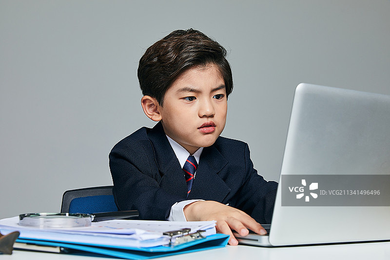 儿童、男孩、经济、早期教育、金融、货币、财富、投资图片素材