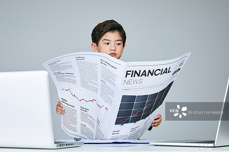 儿童金融货币财富经济报纸图片素材