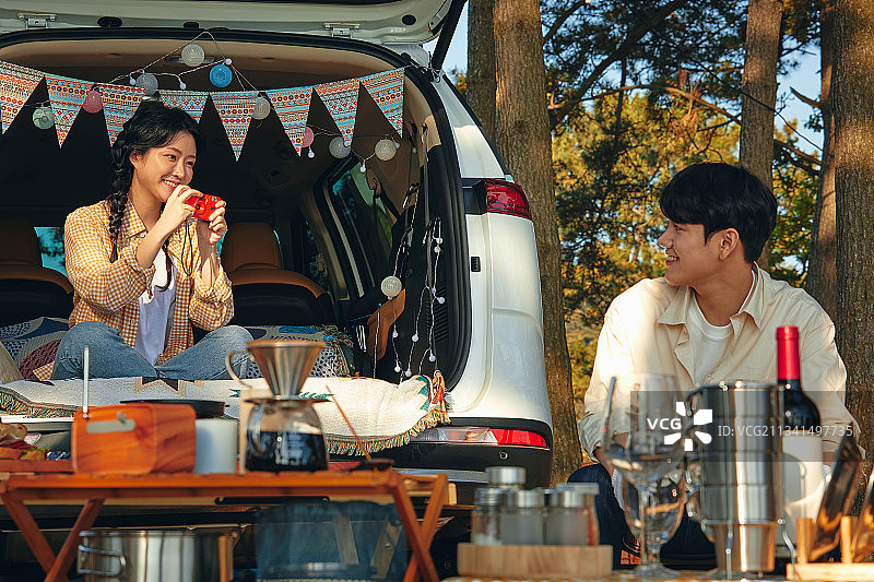 露营、汽车、自然、情侣、嬉戏、欢乐、面部表情、爱意图片素材