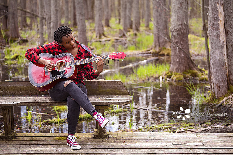 春日里的女人肖像图片素材