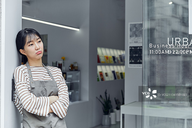 咖啡馆咖啡师及忧虑的员工图片素材