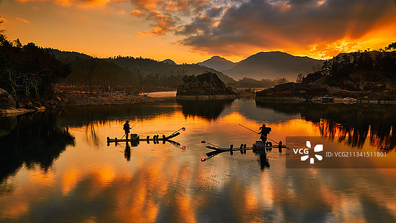 漫天朝霞映江红,雾锁楠溪山腰间。，鸬鹚竹筏排排站。图片素材