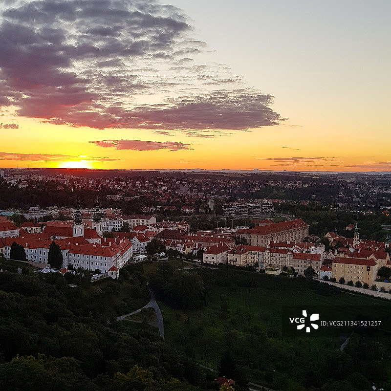 捷克共和国布拉格日落时分的小镇高角度景观图片素材