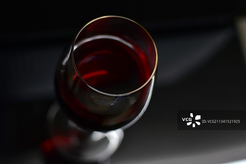 桌子上装葡萄酒的玻璃杯图片素材