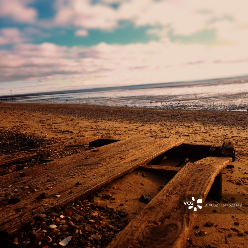 日落时，天空映衬下的海滩风景图片素材
