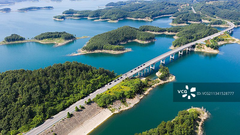 环丹江口水库公路图片素材