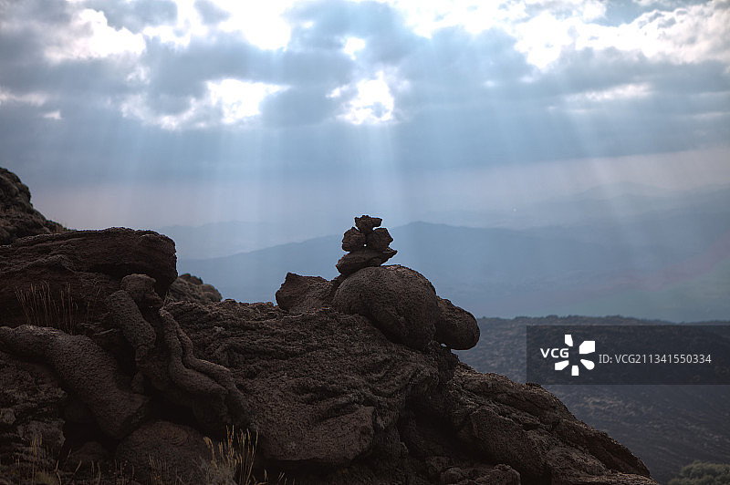 仰视意大利卡斯蒂廖内-迪西西利亚雕像图片素材