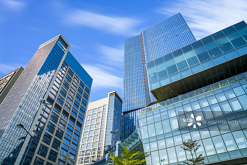 仰视城市金融区摩天大楼外立面和局部玻璃景观图片素材
