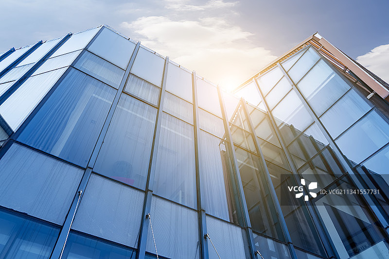 仰视城市金融区摩天大楼外立面和局部玻璃景观图片素材