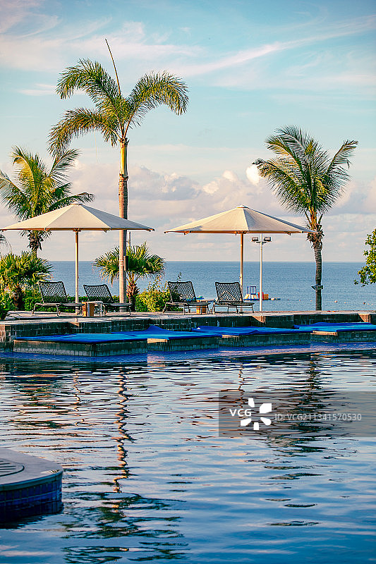 早晨海边的泳池美景图片素材