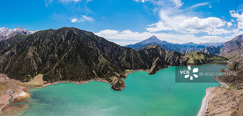 航拍夏季新疆大小龙池图片素材