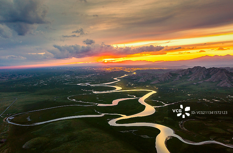 航拍夏季傍晚新疆巴音布鲁克九曲十八弯落日图片素材