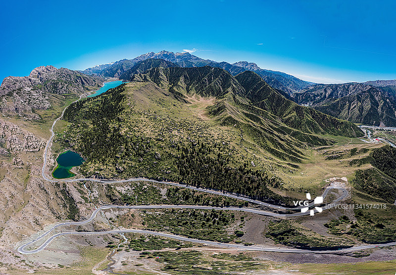 航拍夏季新疆大小龙池和盘山公路图片素材