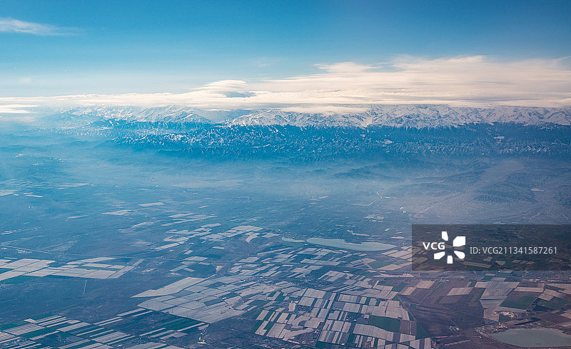 从高空俯瞰天山山脉和它滋养的土地图片素材
