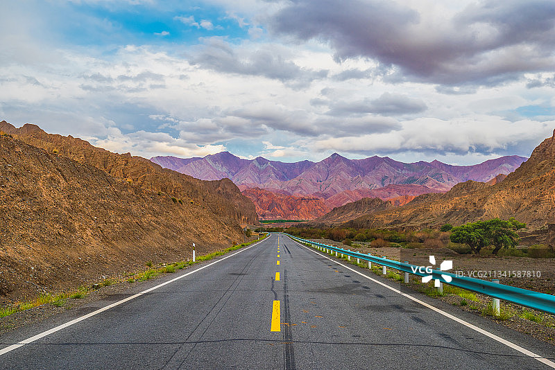中国新疆帕米尔高原的公路风景图片素材
