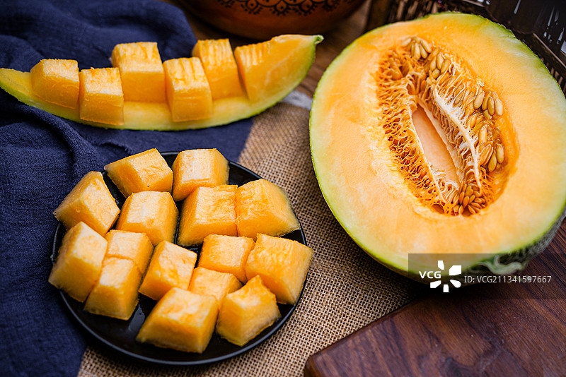 新疆特产水果哈密瓜切开特写图片素材