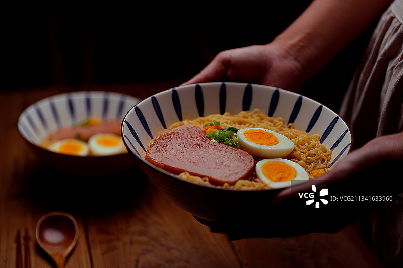 深夜一碗泡面图片素材