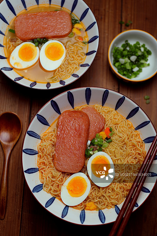 深夜一碗泡面图片素材