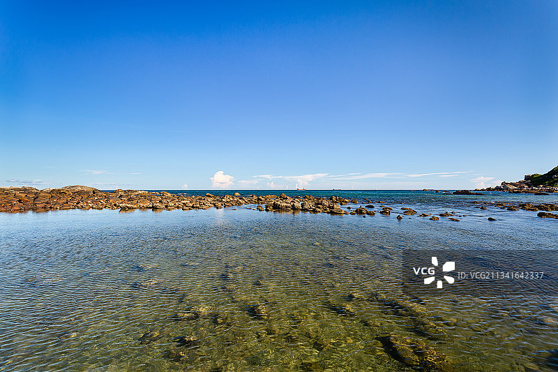 海边清澈的海水图片素材