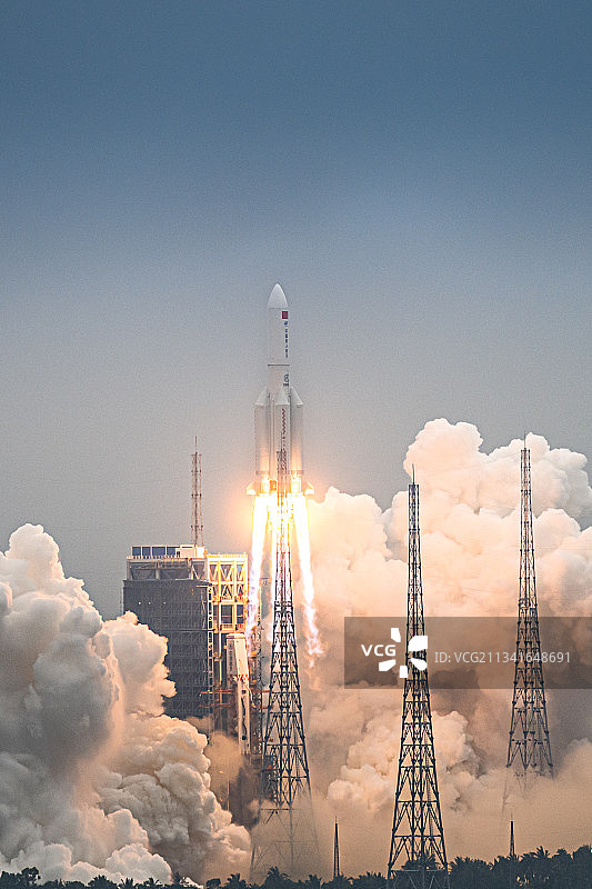 一艘火箭发射图片素材