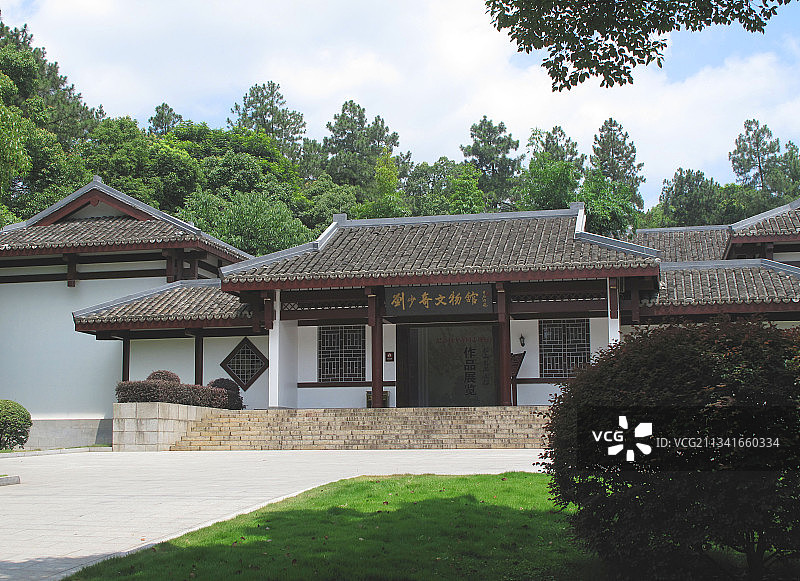 中国湖南宁乡刘少奇铜像、文物馆.-旧居、荷塘图片素材