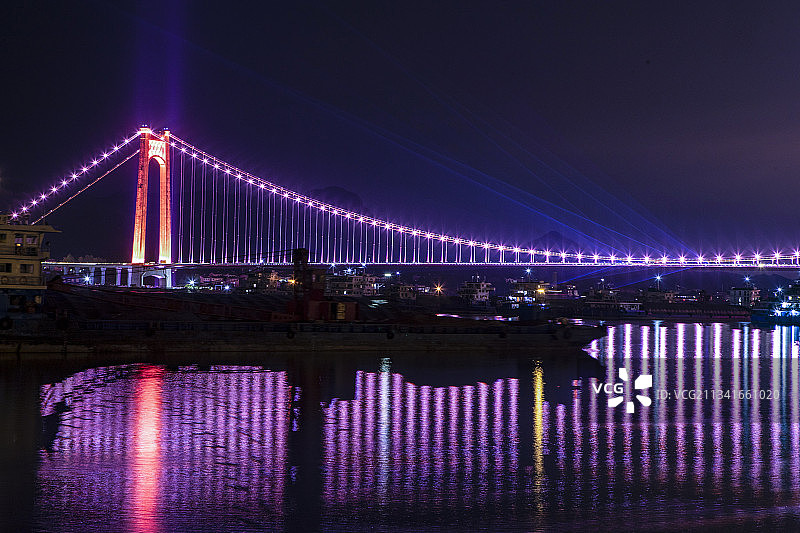 没有路灯的长江大桥  投资亿元给中华鲟让道图片素材
