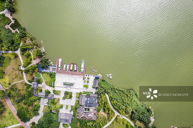 航拍中国河南开封西湖码头停靠的游船图片素材