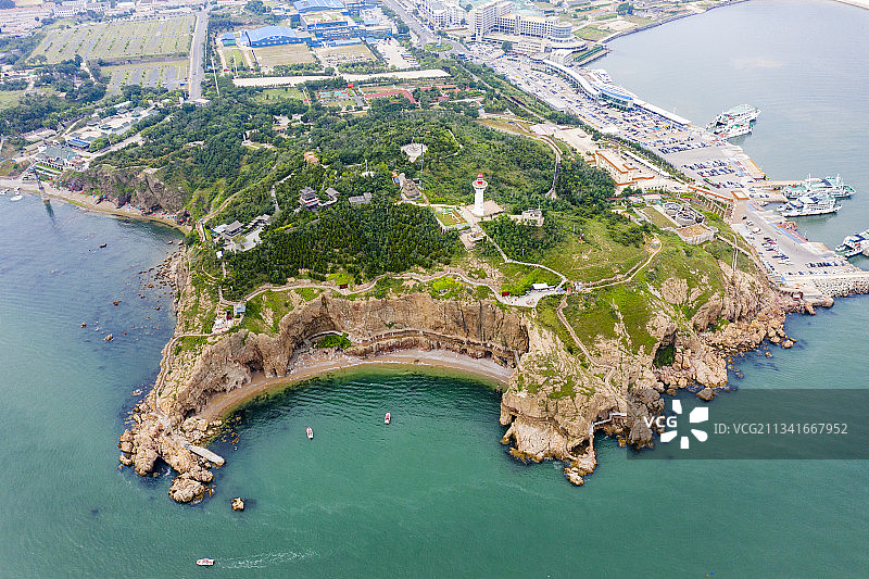 山东省烟台市蓬莱市田横山公园黄渤海分界航拍户外风光图片素材