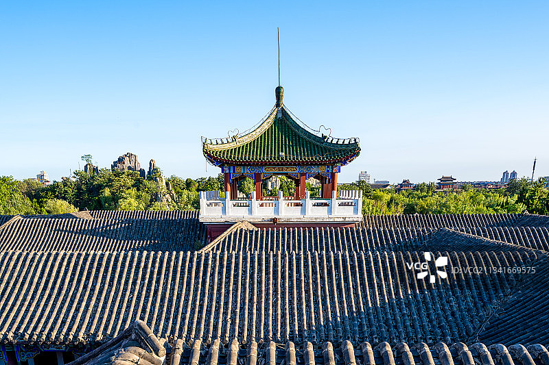 中国河南开封翰园碑林内的凉亭图片素材