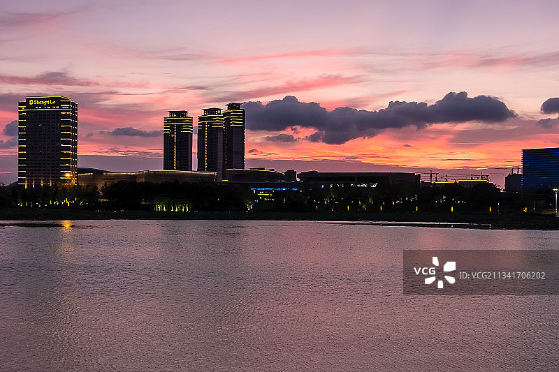 城市公园湖边晚霞（拍摄于扬州明月湖公园）图片素材