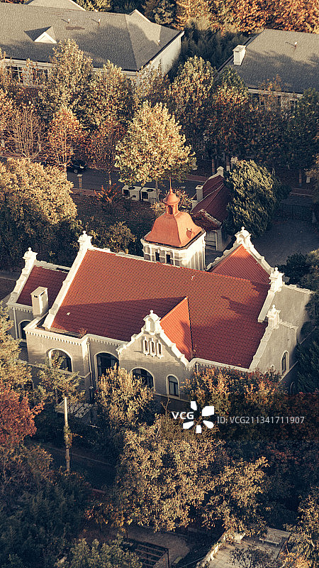 冬日阳光照耀下的红顶小别墅图片素材