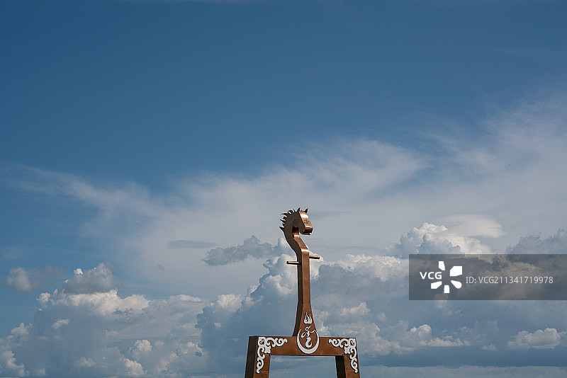 巴尔虎的马头琴与天空图片素材