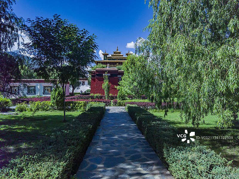 西藏自治区山南市扎囊县桑耶镇桑耶寺大殿的夏日风光图片素材