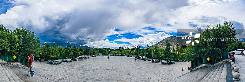 西藏自治区拉萨市城关区色拉寺南门广场全景图片素材