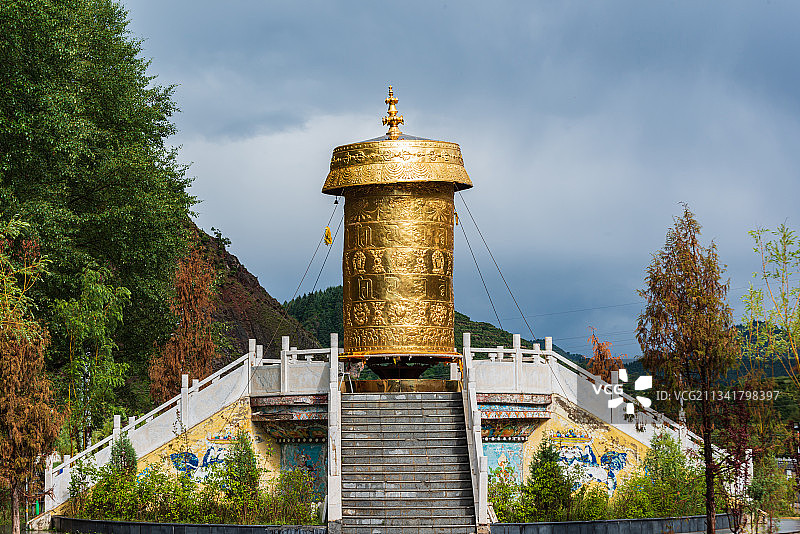 巨大的转经筒图片素材