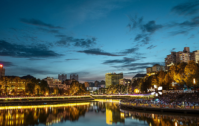 傍晚黔江的河堤图片素材