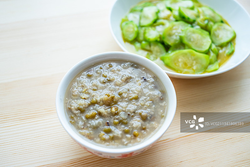 夏季清淡食谱绿豆粥配炒丝瓜图片素材