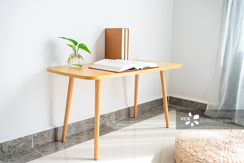 桌上翻开的书图片素材