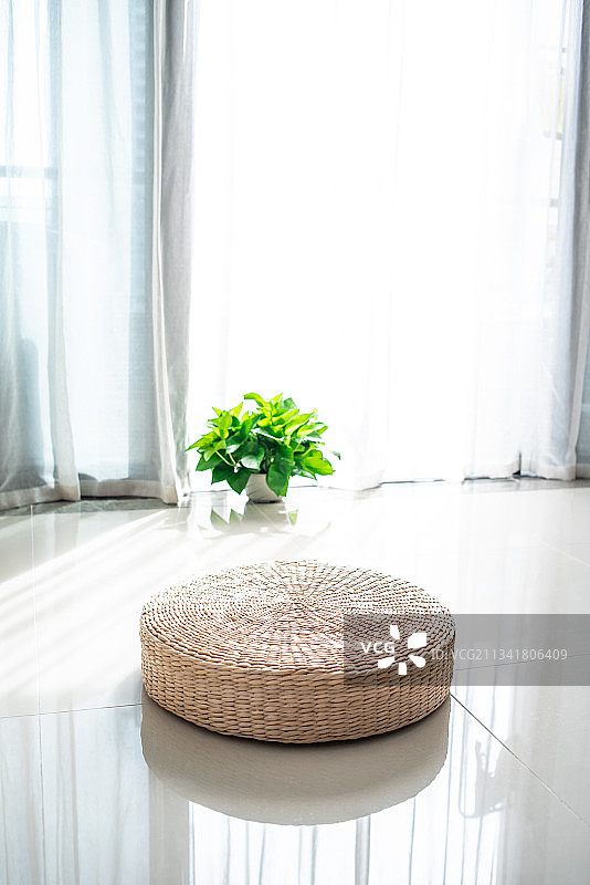 室内窗边地面上一只蒲团图片素材