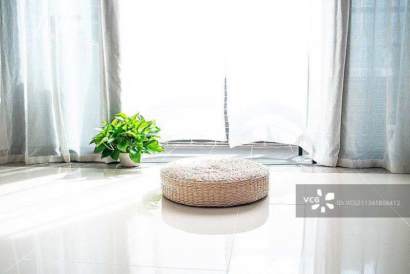 室内窗边地面上一只蒲团图片素材