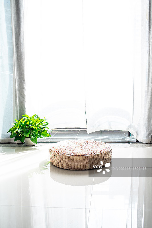 室内窗边地面上一只蒲团图片素材