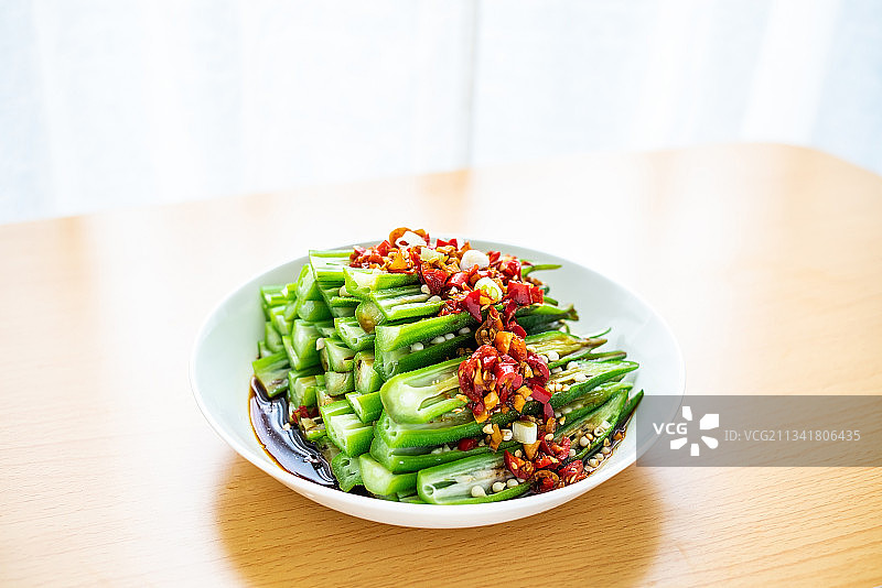 桌面上一碟家常菜凉拌秋葵图片素材