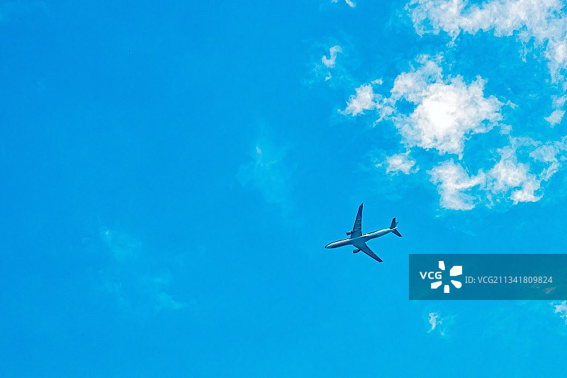 蓝天白云飞机天空背景照片素材图片素材