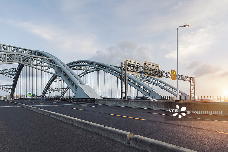 柏油沥青路公路桥梁拱桥拉索桥汽车行驶路面道路马路穿越竖琴桥洞图片素材