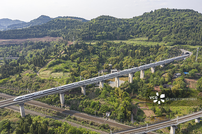 CRH380B动车组列车通过南充北站和南充西站的枢纽图片素材